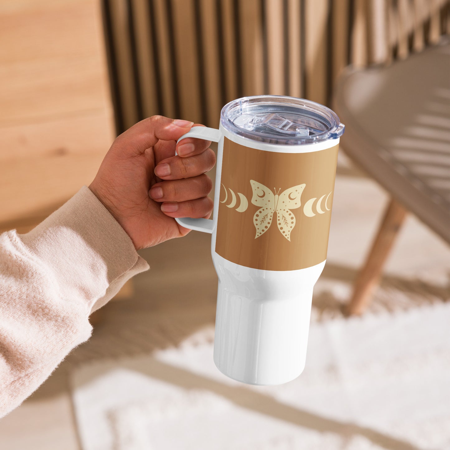 Travel mug with a handle