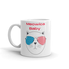 This adorable mug features a whimsical cat wearing patriotic goggles adorned with the iconic stars and stripes of the American flag.