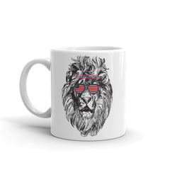 This eye-catching mug showcases a majestic lion donning sleek goggles adorned with the iconic stars and stripes of the American flag.